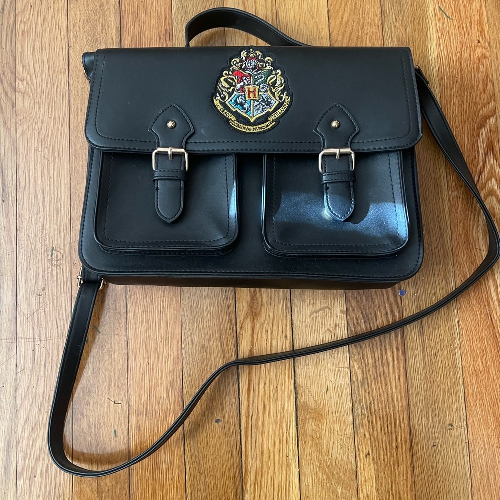 Primark Harry Potter Hogwarts crest crossbody messenger bag
